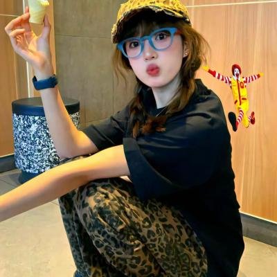 穿黄睡衣的女孩